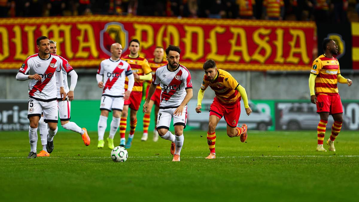 Pojedynek powietrzny piłkarzy Jagiellonii Białystok i Rayo Vallecano w meczu Ligi Konferencji