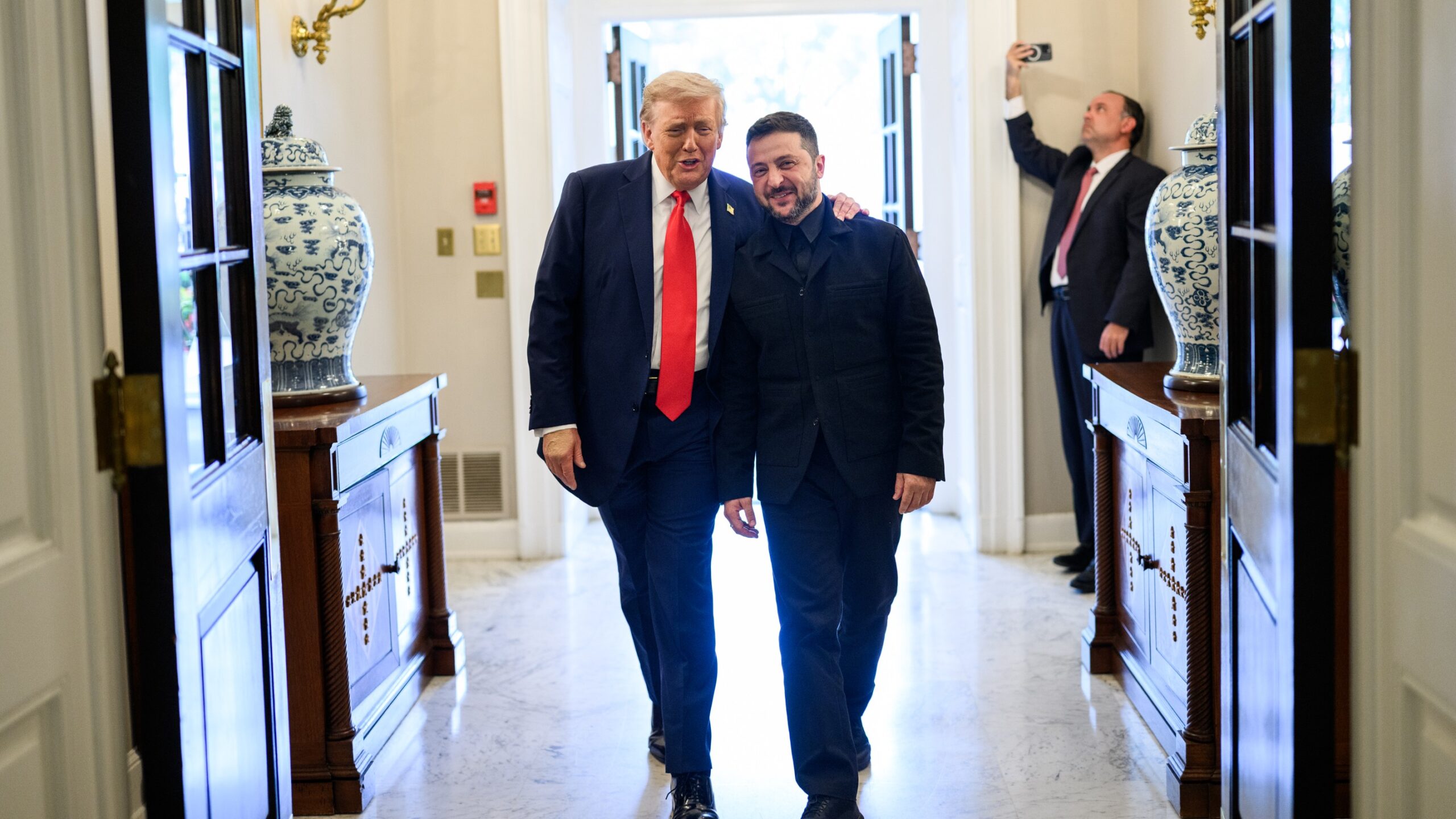 gwarancje bezpieczeństwa dla Ukrainy – Donald Trump i Wołodymyr Zełenski w Białym Domu