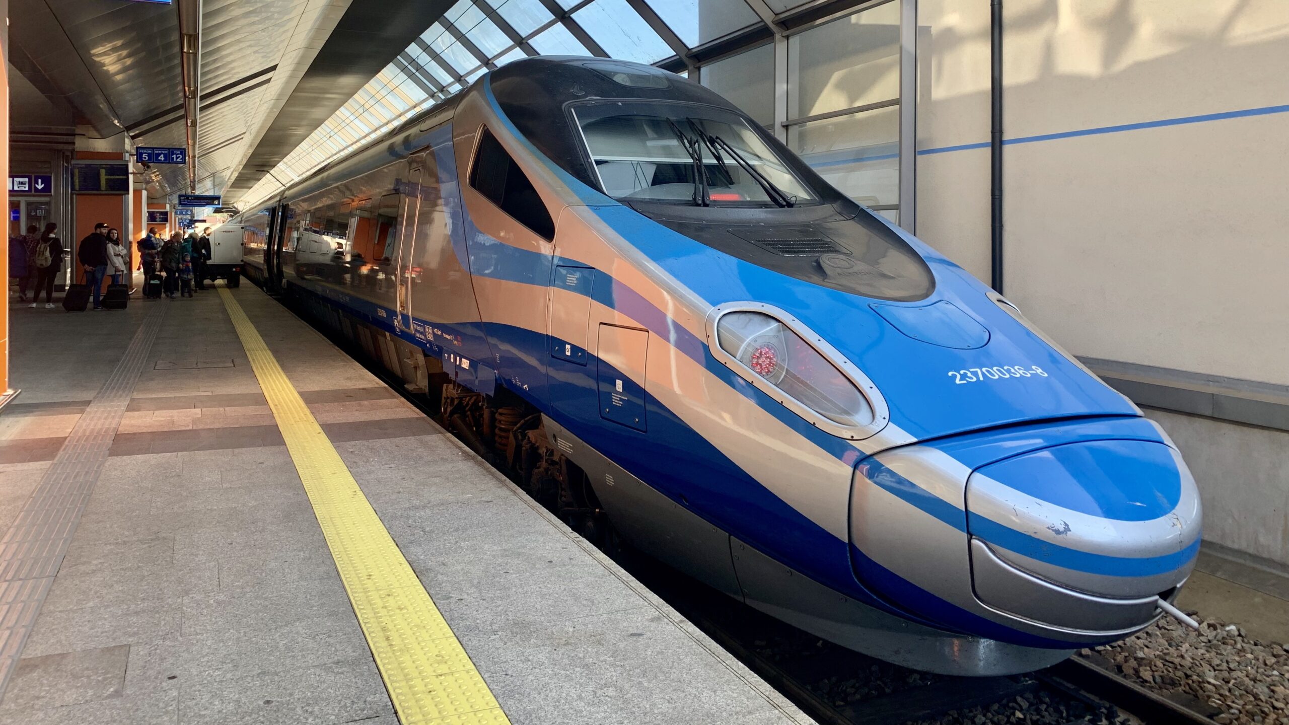 Nowy rozkład jazdy kolei 2025 – pociąg PKP Intercity na stacji