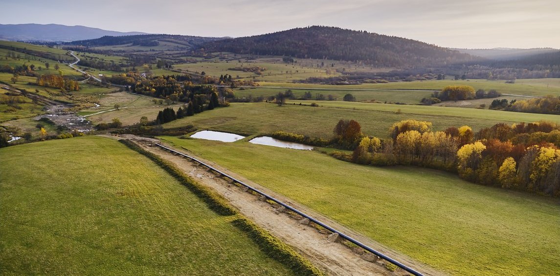 Trasa gazociągu Polska–Słowacja przebiegająca przez górzysty teren przy granicy